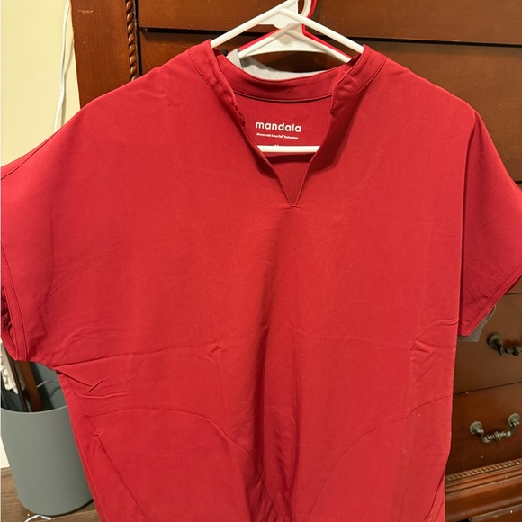 Mandala Red Scrub top women’s medium - Picture 1 of 1